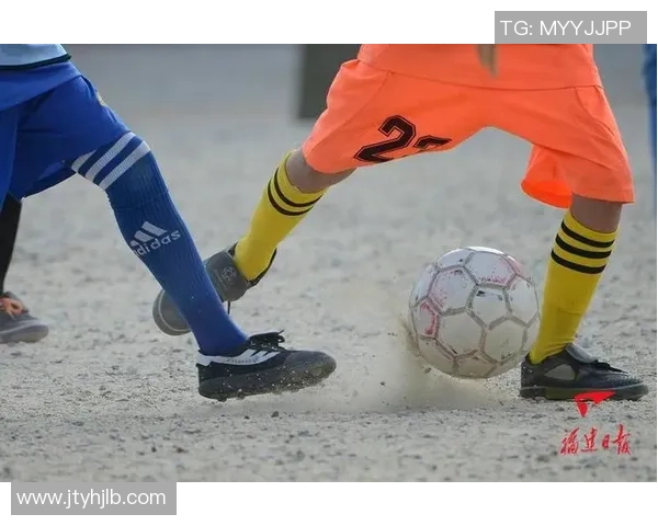 当足球球星在绿茵场上舞动身姿展现别样风采 当足球球星在绿茵场上舞动身姿展现别样风采