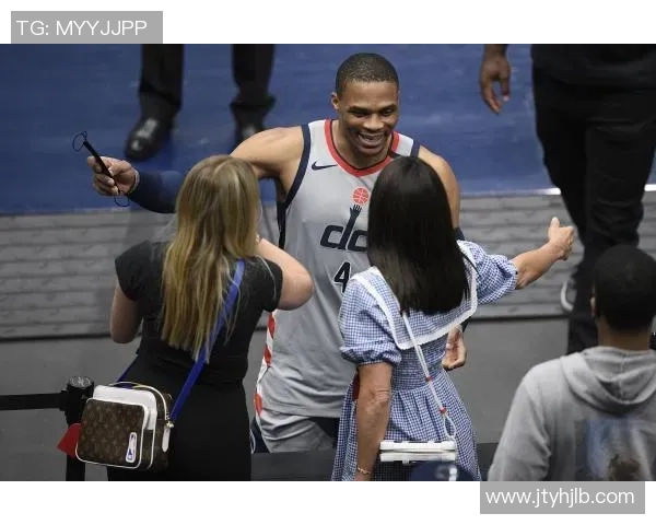 足球明星进夜店事件曝光 球迷热议是否影响形象与职业生涯