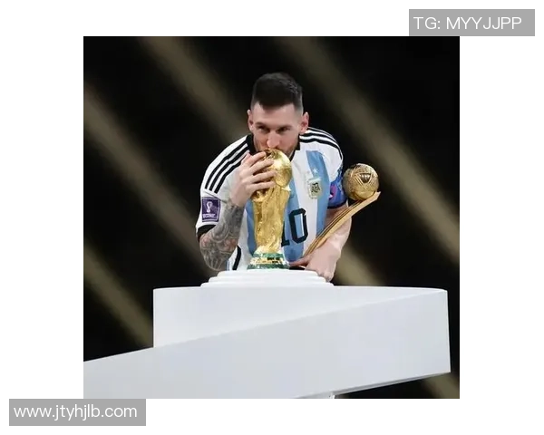 足球巨星亲临参观辉煌奖杯见证荣耀时刻感受冠军精神魅力